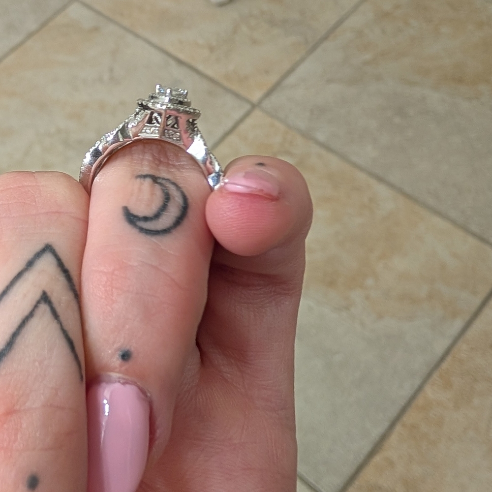 Glamorous Silver Diamond Ring With Split Shank - image 2